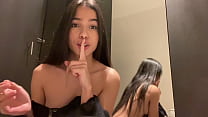 Un chico me espía haciendo Squirting en una tienda de ropa