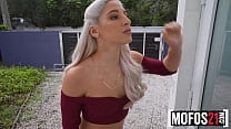 Pelea de chicas acaba en sexo lésbico con Abella Danger obtiendo orgasmos múltiples a chorros – MOFOS21